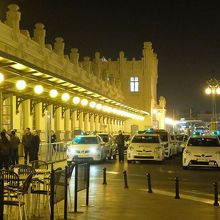 夜に見た、ノルド駅西側のタクシー乗り場。