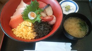 日本坂パーキングエリア（上リ）にある地元の魚が楽しめるレストラン