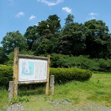 駐車場の前に古墳