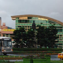 基隆火車站と合羽を着た蒋介石像。