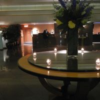夜のロビー　ろうそくがともって素敵です