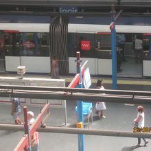 プリンジベ・ピオ駅は上から地下鉄のホームの様子が見れます。