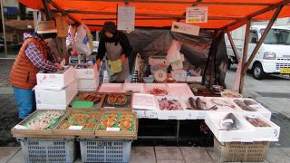 朝市のおばさん達の会話が楽しい。