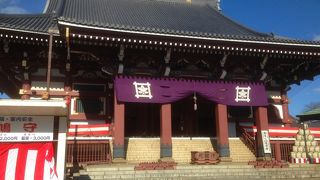 日蓮上人ご入滅の地として知られます。