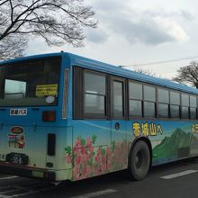 オリジナルペイントの直通バスです。