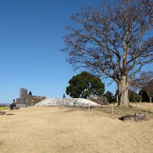 頂上の展望台はお城の天守閣跡みたいです
