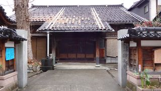 屋根瓦には前田家の剣梅鉢紋