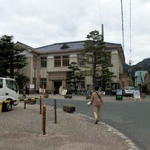 正面に見えるのが「郡上八幡旧庁舎記念館」の全景です。