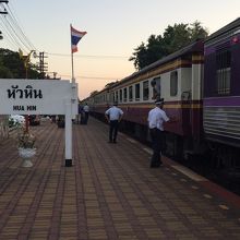 夕方着の電車。