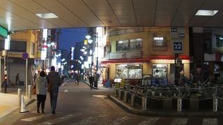 周囲は昔ながらの飲み屋街