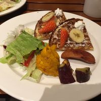 ２日目の朝食　ワッフルでした。ヨーグルト、フルーツもあります