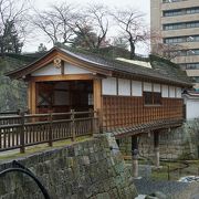 福井城址の西側に架かっている屋根つきの橋