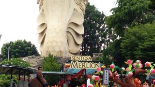 巨大なマーライオンは中にも入れる