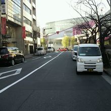 銀座桜通りの車道の様子と、歩道に植えられた桜の木の様子です。