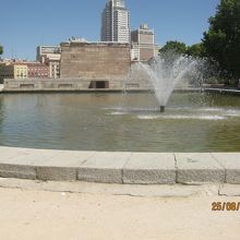 前後は池があります。