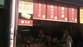 食べ歩き用の小さな串の卵焼きが人気です