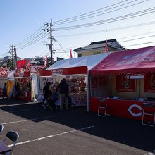 球場の駐車場に建てられた出店のテントです。