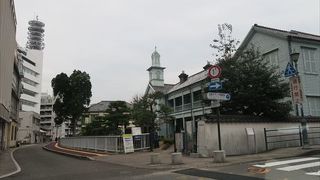 国指定史跡で、大きな洋館が鎮座しています。歴史上、重要な場所である、出島、多くの人がここを闊歩していた事を考えると、ぜひ