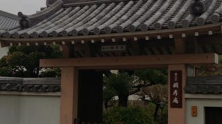 コンパクトな境内ながら緑豊かな庭園