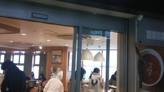 駅の構内、改札前にあります