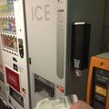 自動販売機のジュース用に氷を用意しているので、氷にジュースを入れて飲んでみては、その他にも自販機では、お酒も販売しています。
