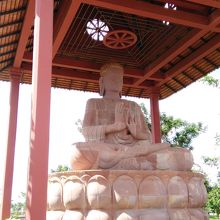 屋外の大仏像