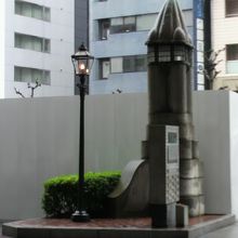 大正時代の京橋の親柱の横には、煉瓦銀座の碑があります。