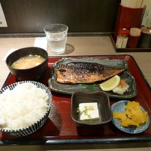 焼きサバ定食です．