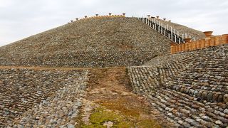 創建当時の姿に復元された五色塚古墳です