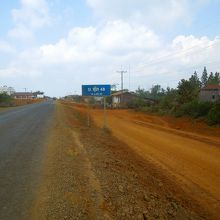 高原のなかでは大きな町、パークソンまでは道路拡張中