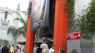 ハリウッドで最も有名な場所で、ハリウッドスターの手形・足形などが前庭の敷石に数多く記されています。