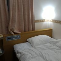 部屋奥のライトはGOOD明るい。ベットは広く良い固さ。