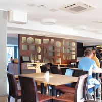 広々として明るい食堂。