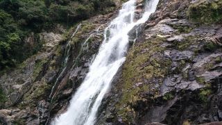 滝壺近くでマイナスイオンを