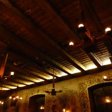 ろうそくのみの店内