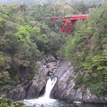 海へ落ちるトローキの滝