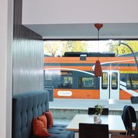 レストランの窓からホームや列車が見えました。