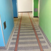 廊下のカーペット。線路の模様です。