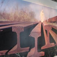 これもロビーの写真。線路と白い怪人？が印象的でした。