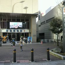 警察博物館の標識柱と警察博物館の正面の様子です。