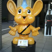 警察博物館の前のイメージキャラクターです。