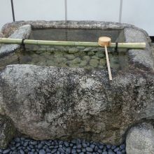 左側の手前には、京都の大文字山の金剛石製の手水鉢があります。