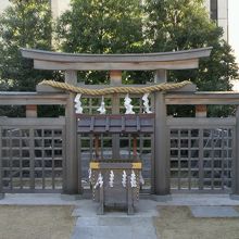 ヒノキ造りの立派な鳥居です。この様な多重の鳥居は、珍しいです