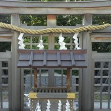 多重な鳥居と格子戸に構成された門構えは、あまり見かけないです