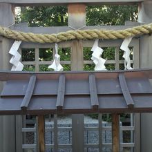 鳥居の中央には、縦に柱が入っていて、中に入れない構造です。