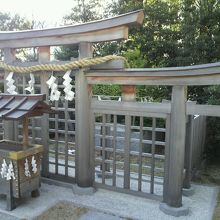 鳥居の奥には、社殿がありません。石の磐座(いわくら)のみです