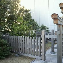 本社殿を排し、磐座が置かれている三輪神社は、珍しい神社です。