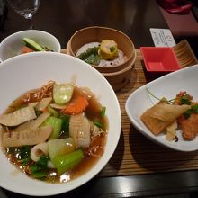 友人の頼んだあんかけやきそばセット