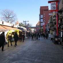 左手に並ぶ小さなお店は、以前と同じといった雰囲気です