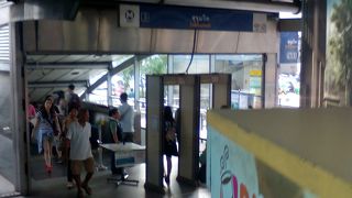 通りを渡るにも便利